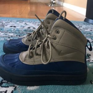 Nike-weather resistant boots